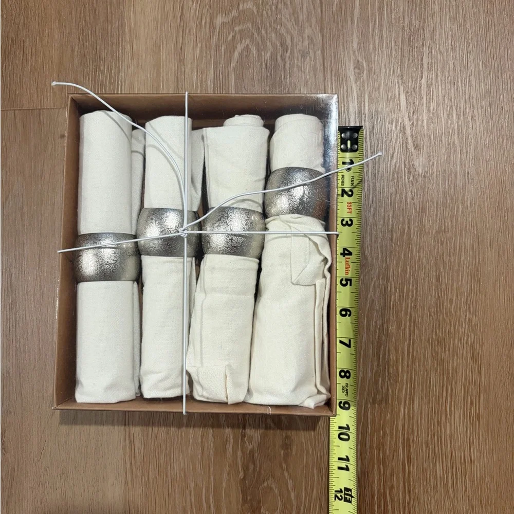 Set Of 4 Dinner Napkins With Rings New